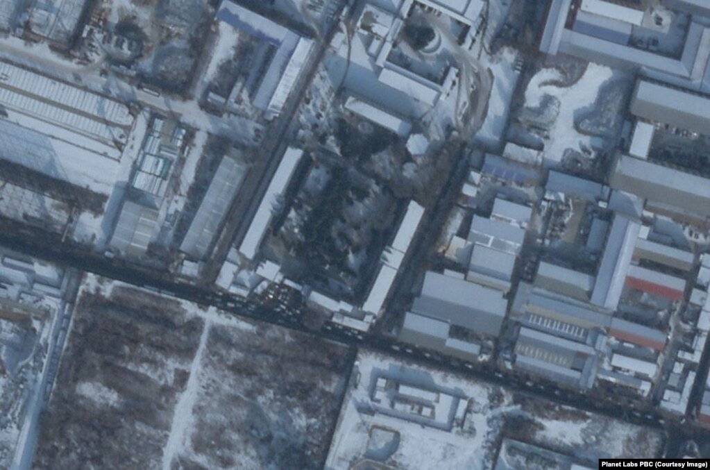 2022年12月27日，卫星图片显示在沈阳市殡仪馆外排长龙的车辆（来源：Planet Labs PBC)(photo:VOA)