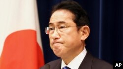 Perdana Menteri Jepang Fumio Kishida berbicara di hadapan para awak media di kediaman resminya di Tokyo, pada 10 Desember 2022. (Foto: Pool via AP/Yoshikazu Tsuno)