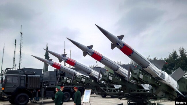 Tên lửa phòng không S125-2TM do Nga sản xuất được trưng bày tại Triển lãm Quốc phòng Việt Nam 2022, tại Hà Nội, Việt Nam, ngày 8/12/2022.