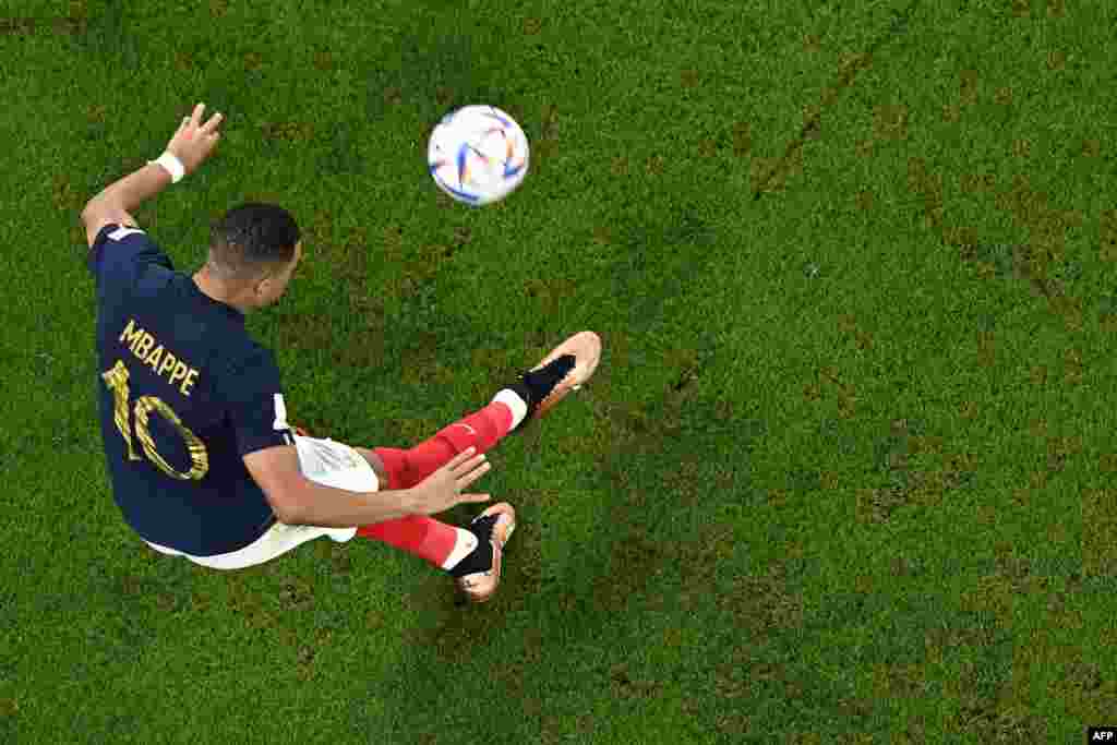 Attaquant ya France #10 Lylian Mbappé abeti ndembo na match na pologne na 8e ya Mondial Qatar 2022 na stade Al-Thumama, Doha, 4 décembre 2022. (Photo by MANAN VATSYAYANA / AFP)