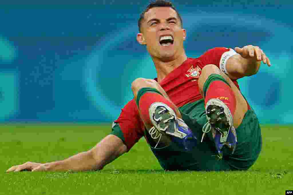 Attaquant #07 ya Portugal Cristiano Ronaldo azali konyolisama na mapsi na match na Uruguay na groupe H ya Mondial Watar 2022 na stade Lusail, 28 novembre 2022. (Photo Glyn KIRK / AFP)