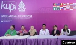 Dari kiri ke kanan: Rozana Isa, Qutub Jahan Kidwai, Nyai Hj. Badriyah Fayumi, Faqihuddin Abdul Kodir, Dwi Rubiyanti Kholifah, dan Fatima Seedat dalam keterangan kepada media di UIN Walisongo, Semarang, Rabu (23/11). (Foto: tangkapan layar)