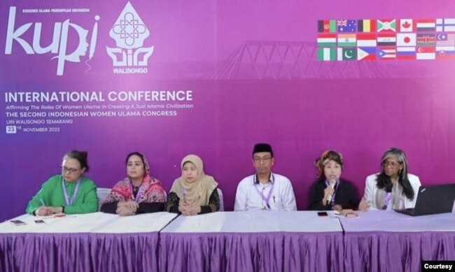 Dari kiri ke kanan: Rozana Isa, Qutub Jahan Kidwai, Nyai Hj. Badriyah Fayumi, Faqihuddin Abdul Kodir, Dwi Rubiyanti Kholifah, dan Fatima Seedat dalam keterangan kepada media di UIN Walisongo, Semarang, Rabu (23/11). (Foto: tangkapan layar)