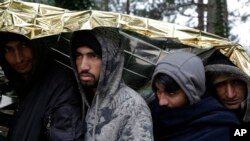 Migrantes esperan para recibir comida en Bihac, Bosnia, cerca de la frontera con Croacia, el 28 de noviembre de 2018.