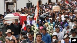 17일 페루 아야쿠초에서 반정부 시위 도중 숨진 20대 청년의 장례식이 열렸다.