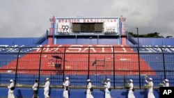 Pendeta Hindu melakukan upacara pembersihan di Stadion Kanjuruhan di Malang, Jawa Timur, Indonesia, Jumat, 7 Oktober 2022. (AP/Yudha Prabowo)