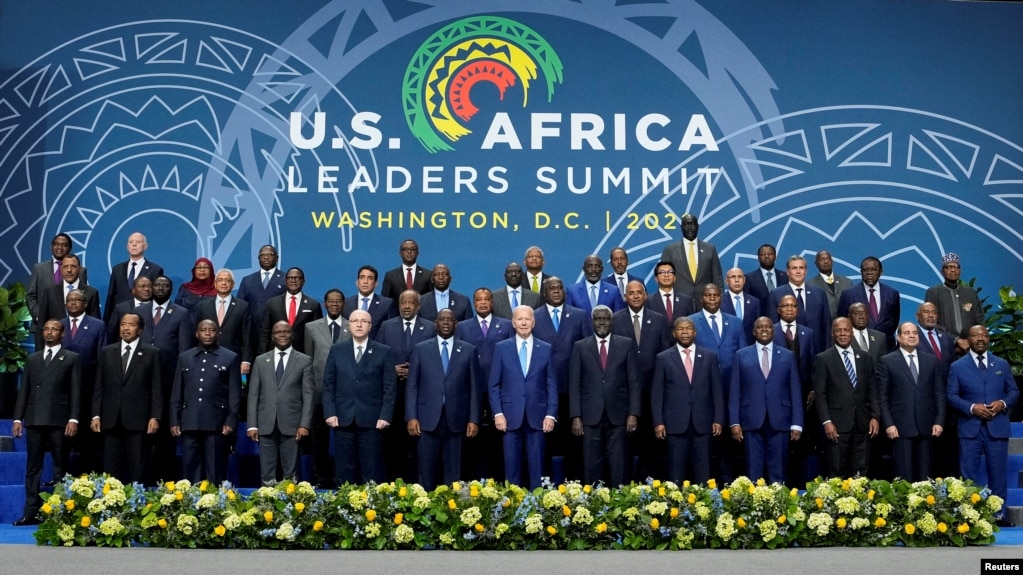 资料照：2022年12月15日，美国总统拜登在华盛顿的会展中心与参加美非领导人峰会的非洲领导人合影。（路透社）(photo:VOA)