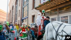 Seorang aktor berpakaian Ded Moroz (Sinterklas) atau Pastor Frost, menyapa anak-anak saat ia tiba di Toko Anak Pusat di Moskow, Rusia, Minggu, 4 Desember 2022. (Sofia Sandurskaya, Foto Kantor Berita Moskow via AP)