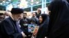 El presidente iraní, Ebrahim Raisi, se reúne con familias de las fuerzas de seguridad muertas durante las protestas de Irán, en Teherán, Irán, el 9 de diciembre de 2022.