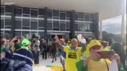 Mbështetësit e ish presidentit brazilian, Bolsonaro pushtojnë Kongresin, rrethojnë pallatin presidencial
