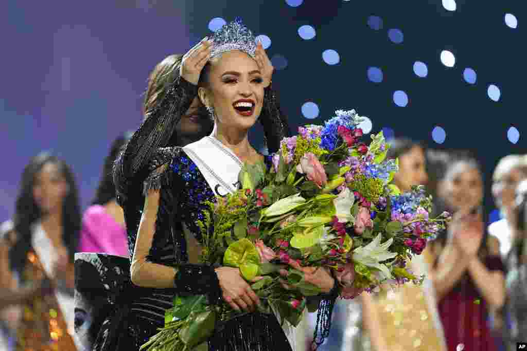 Miss USA R&#39;Bonney Gabriel reacts as she is crowned Miss Universe during the final round of the 71st Miss Universe Beauty Pageant, in New Orleans, Luisiana, Jan. 14, 2023.