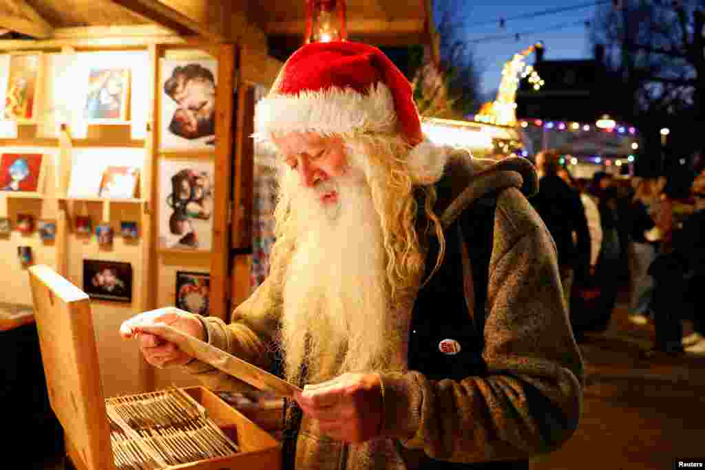 Un turista irlandés pasea con un gorro de Papá Noel en un mercado navideño de Ámsterdam, Holanda.&nbsp;