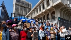 Periodistas se reúnen frente a un tribunal en protesta por la detención del galardonado periodista José Rubén Zamora, quien fue arrestado el día anterior, en la Ciudad de Guatemala, el sábado 30 de julio de 2022.