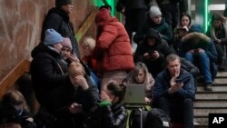 La gente descansa en una estación de Metro que se utiliza como refugio antiaéreo durante un ataque con cohetes en Kiev, Ucrania, el viernes 16 de diciembre de 2022.