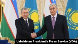 Uzbek President Shavkat Mirziyoyev shakes hands with Kazakh President Kassym-Jomart Tokayev at the Central Asia-European Union summit in Astana, Kazakhstan, Oct. 27, 2022. (Source: Uzbekistan President's Press Service)