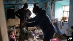 Një shtëpi e shkatërruar në fshatin Pravdyne, rajoni i Khersonit, Ukrainë - 6 Dhjetor, 2022. 