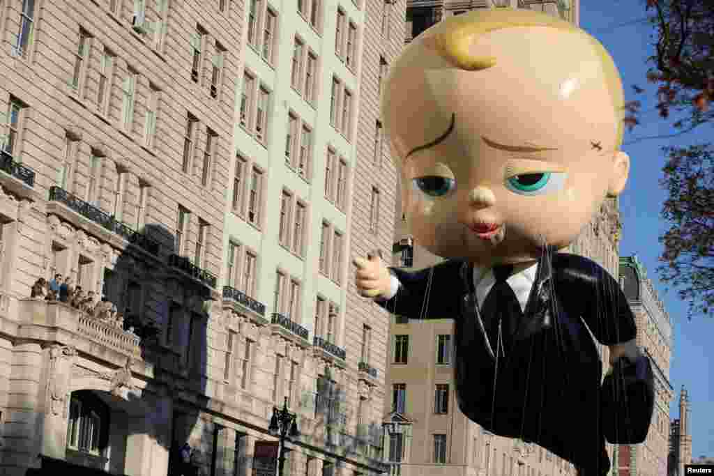 El globo de Boss Baby vuela durante el 96º Desfile de Acción de Gracias de Macy's en Manhattan, Nueva York