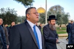 Menteri Israel dan ketua partai Kekuatan Yahudi Itamar Ben-Gvir (tengah) berjalan melalui halaman kompleks masjid Al-Aqsa Yerusalem, yang dikenal oleh orang Yahudi sebagai Temple Mount, 3 Januari 2023. (Minhelet Har-Habait (Temple Mount Administration)/ AFP)