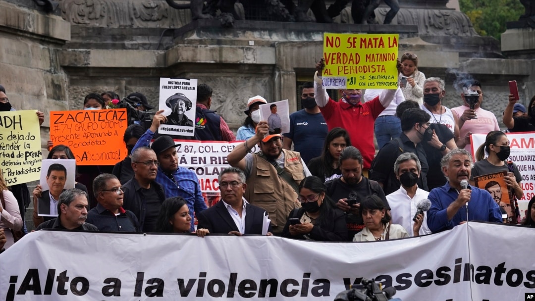 Sejumlah wartawan Meksiko melakukan aksi terkait maraknya pembunuhan jurnalis di negara tersebut, di Mexico City, 9 Mei 2022. Meksiko tetap menjadi salah satu negara paling berbahaya bagi jurnalis. (Foto: AP)