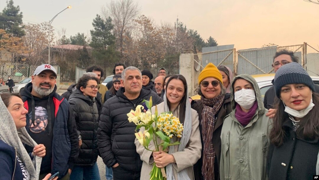 Oskar mükafat almış "Satıcı" filminin ulduzu Tərane Əlidosti yaxınları ilə 