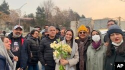 伊朗女明星塔拉內·阿里多斯蒂(Taraneh Alidoosti)獲釋後和朋友們拍照留念。(2023年1月4日)