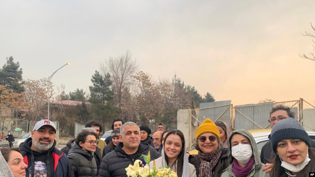 تەرانە عەلیدۆستی، بەردەم بەندینخانەی ئیڤین، تاران