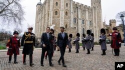 영국을 방문한 기시다 후미오 일본 총리와 리시 수낙 영국 총리가 11일 런던 타워에 함께 도착했다. 