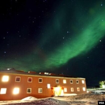 A photo of polar lights in the sky above China's Yellow River Station research building in Ny-Alesund, Norway, as published by Chinese state news agency Xinhua. The image is dated March 10, 2008, but VOA could not verify its authenticity. 
