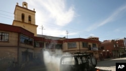 Archivo - Un vehículo arde frente a la alcaldía de Achacachi, Bolivia, el 15 de febrero de 2017, donde hubo saqueos y enfrentamientos entre simpatizantes y opositores del alcalde de la localidad.