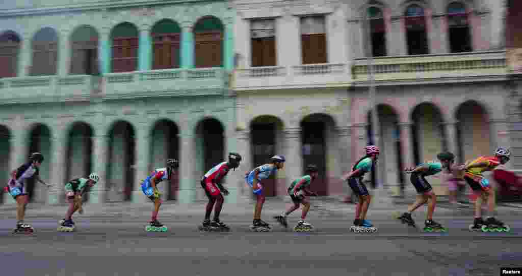 In line skaters take part in the 2nd Havana International Skate Marathon in Havana, Cuba, Dec. 4, 2022. REUTERS/Alexandre Meneghini&nbsp;