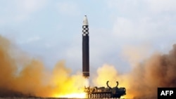북한이 김정은 국무위원장 현지지도 아래 신형대륙간탄도미사일 화성-17형을 시험발사했다며, 지난달 19일 사진을 공개했다.
