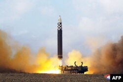 Uji coba rudal balistik antarbenua (ICBM) baru tipe "Hwasong Gun 17" di Korea Utara. (Foto: via AFP)