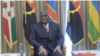 Félix Tshisekedi, Presidente da RDC, sentado na sala de reuniões logo após ter sido recebido por João Lourenço, Presidente de Angola, em Luanda.