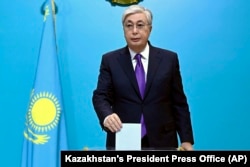 Kazakhstan President Kassym-Jomart Tokayev casts his ballot at a polling station in Astasna, Kazakhstan, Nov. 20, 2022.