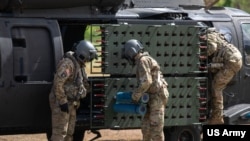 Tentara Angkatan Darat AS melakukan pelatihan sistem Volcano menggunakan UH-60 Blackhawk di Makua Range, Hawaii, 23 Juni 2020