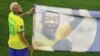 Jogadores e torcedores do Brasil homenageiam Pelé no Qatar. Ele foi internado com infecção respiratória e segue tratamento para cancro. 