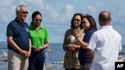 Vis Prezidan Etazini Kamala Harris vizite yon vilaj ki rele Tagburos nan Palawan, Filipin, 22 Nov. 2022. 