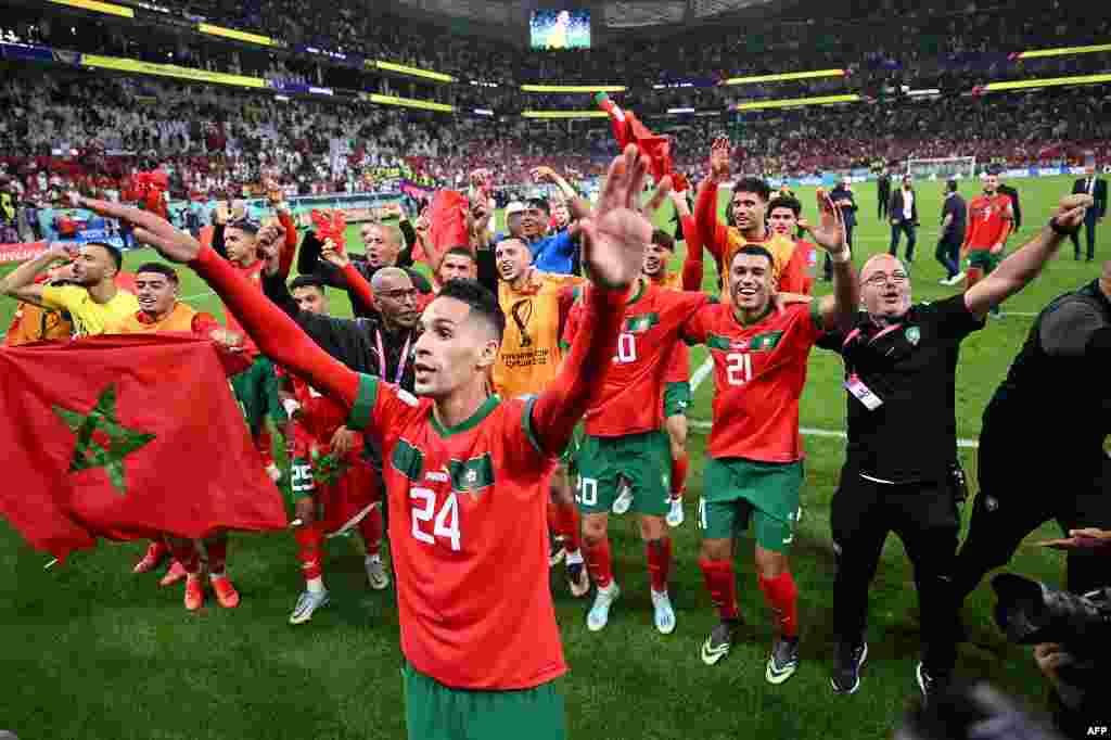 Jogadores e equipa técnica de Marrocos festejam a passagem às meias-de-final. Marrocos é a primeira equipa africana a chegar tão longe num Mundial. no Al Thumama Stadium, Doha, Qatar. Dez. 10, 2022.