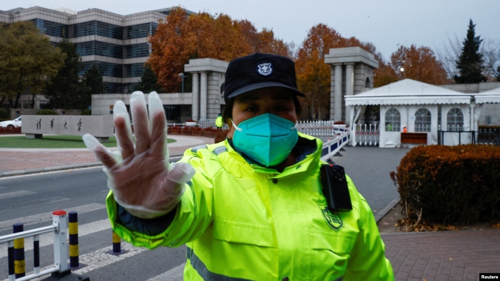 北京清华大学大门一名保安在阻止人们拍照。（2022年11月27日）(photo:VOA)