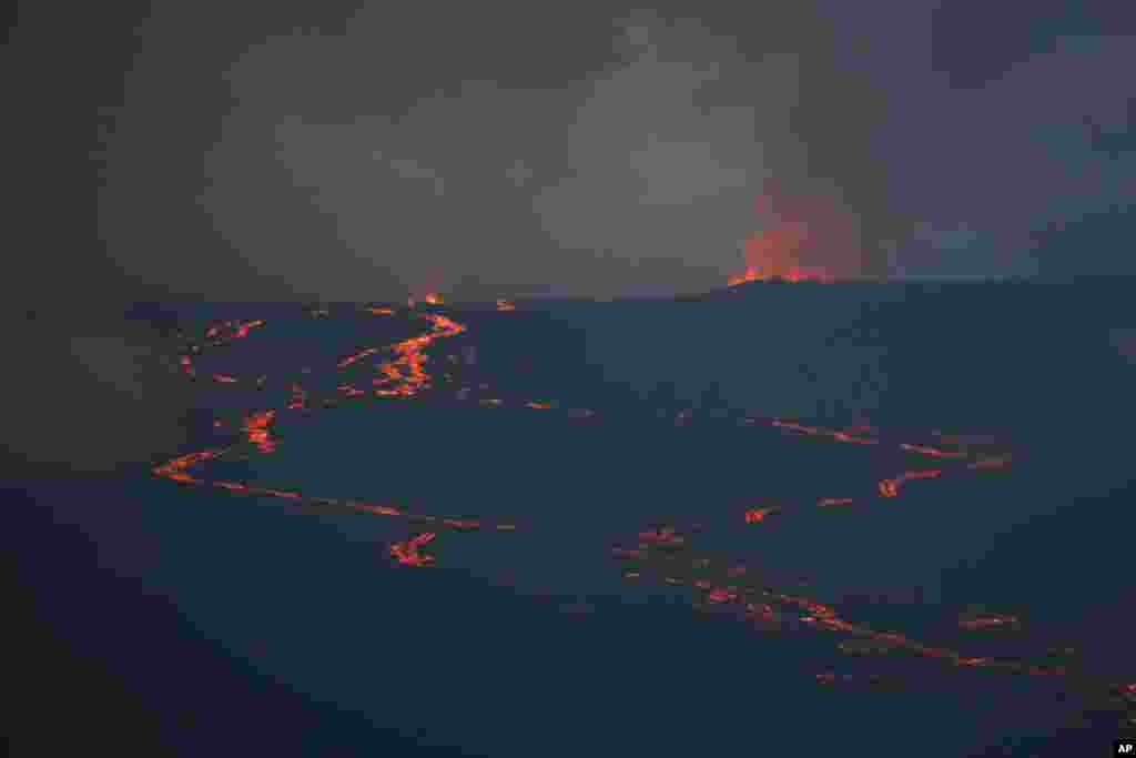 Desde su erupción, la lava fluye montaña abajo. Según científicos, la lava se dirige a una zona de grietas que no está poblada.&nbsp;