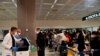 중국에서 들어온 여행객들이 이탈리아 밀라노공항에 도착해 코로나 검사를 받기 위해 줄을 서있다. (자료사진)