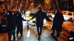 ایران میں مہسا امینی کی پولیس کی حراست میں ہلاکت کے خلاف مظاہروں کے سلسلے میں 7 جنوری 2023 کو مزید دو نوجوان مظاہرین کو پھانسی دے دی گئی۔ ان وحشیانہ سزاؤں کی دنیا بھر میں مذمت کی جا رہی ہے۔