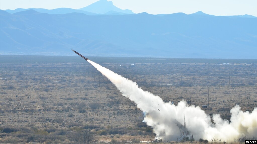 资料照片：来自俄克拉荷马州锡尔堡的美国陆军第31防空炮兵旅第3团第4营第1连的军人在新墨西哥州的麦格雷戈靶场设施训练期间发射一枚爱国者导弹。(2014年12月14日)(photo:VOA)