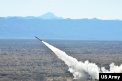 ARHIVA - Američki vojnici ispaljuju raketu sistema Patriot tokom treninga u Novom Meksiku, 14. decembra 2014.