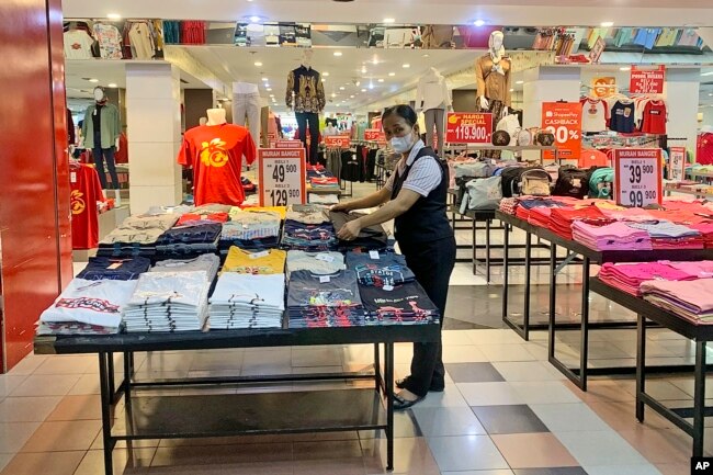 Sebuah department store di Jakarta, Jumat, 30 Desember 2022. (Foto: AP/Tatan Syuflana)