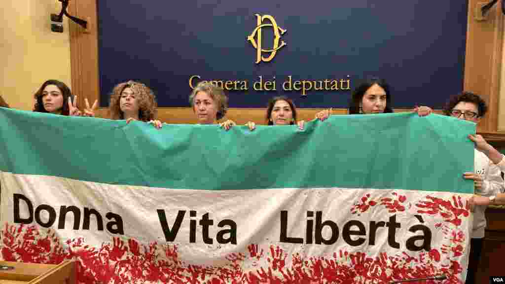 کنشگران ایرانی-ایتالیایی در مجلس سفلای ایتالیا بنر &laquo;زن زندگی آزادی&raquo; را در دست دارند