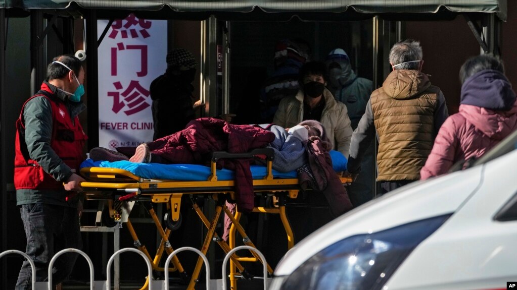 一名老年妇女被送入北京一家医院的发热门诊。(2022年12月11日)(photo:VOA)