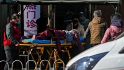 一名老年妇女被送入北京一家医院的发热门诊。(2022年12月11日)