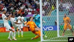 Frankie de Jong of the Netherlands, center, scores his side's second goal during the World Cup soccer match between the Netherlands and Qatar at Al Bayt Stadium in Al Khor, Qatar, Nov. 29, 2022.