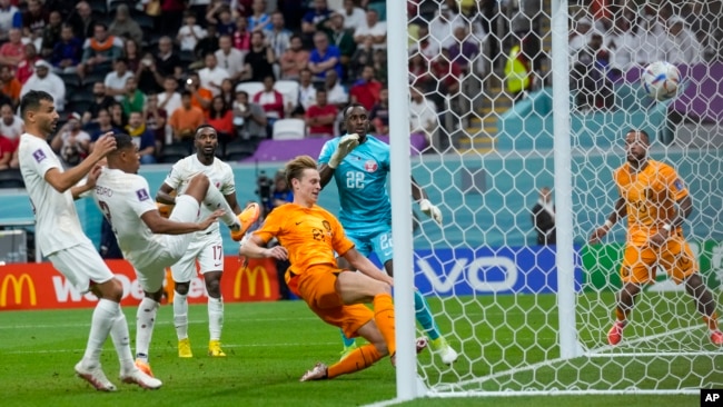 Frankie de Jong of the Netherlands, center, scores his side's second goal during the World Cup soccer match between the Netherlands and Qatar at Al Bayt Stadium in Al Khor, Qatar, Nov. 29, 2022.